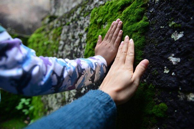 Photo cropped hands touching rock