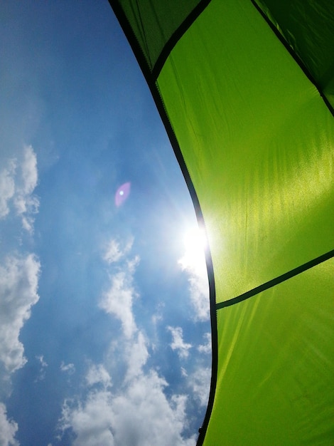 Photo cropped image of green tent against sky