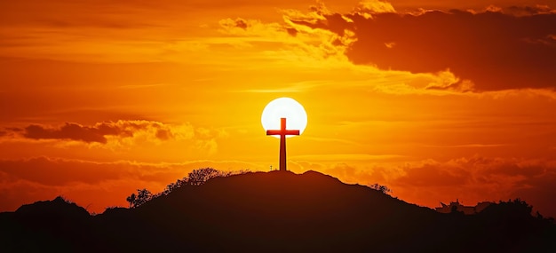 Photo a cross silhouette on a hilltop with the sun setting behind it in a bright orange sky