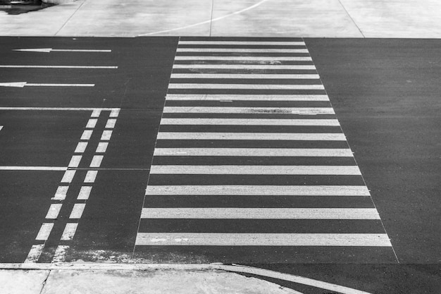 Photo a crosswalk with a pedestrian crossing in the middle