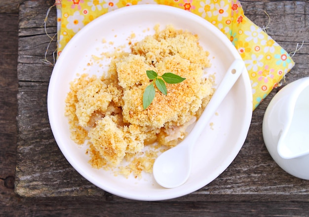 Crumble with apple and cinnamon