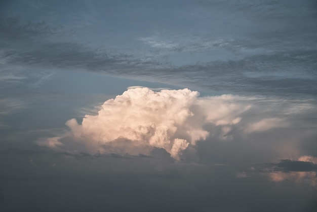 Photo cumulus cloud closeup before sunset white cloud with evening sunshine