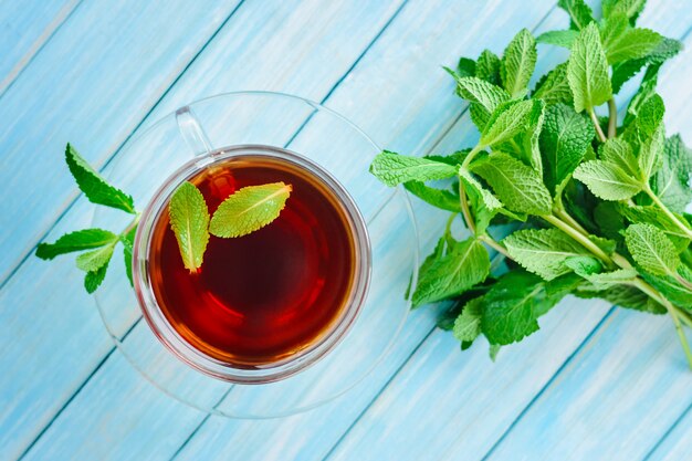 Photo cup of black tea with fresh mint