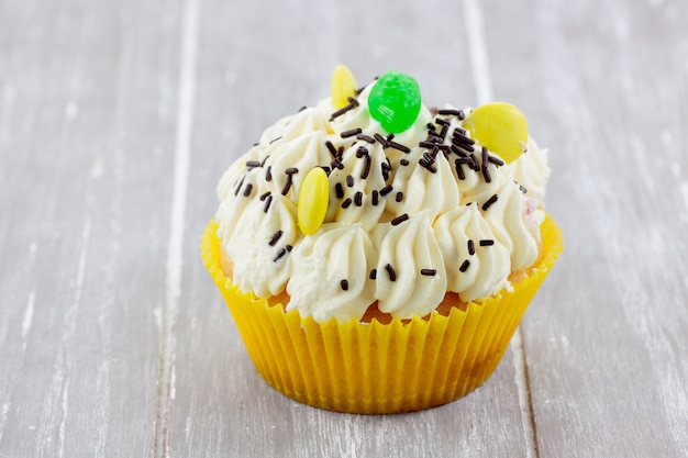 Cup cake lemon adorned with candy colors and chocolate shavings