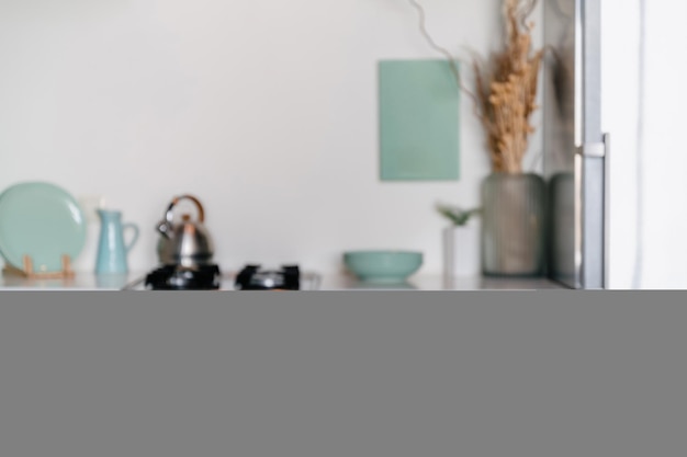 Photo cup of coffee and fresh croissants on wooden tray on dining table at kitchen