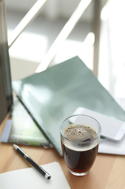 Photo cup of coffee and notebook on the table in cafe