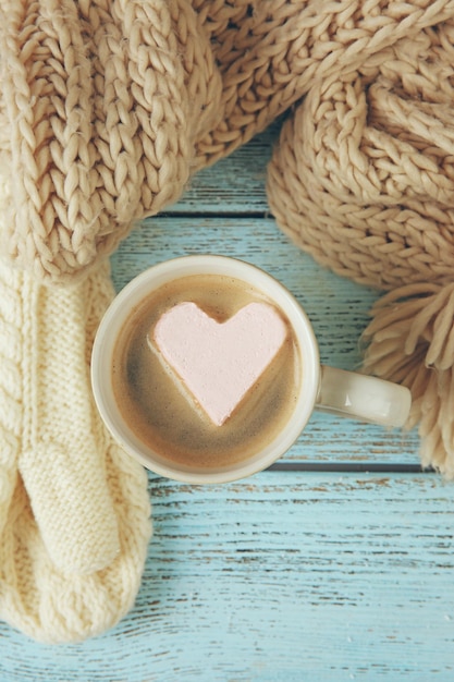 Photo cup of coffee with marshmallow on wooden table