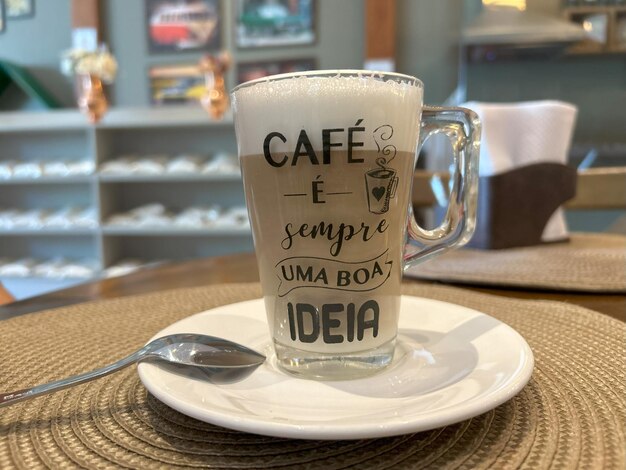 Photo a cup of coffee with the word cafe on it