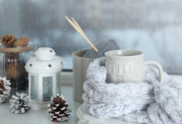 Photo cup of hot drink in on the windowsill in living room comfortable winter weekend or holidays at home