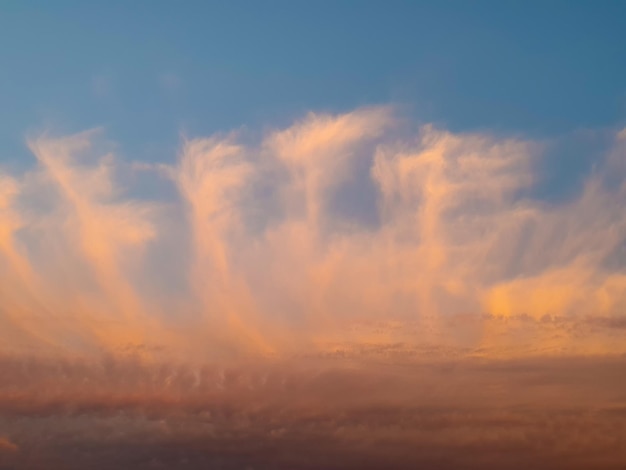 Curioso cielo con formación de nubes anaranjadas en el cielo azul