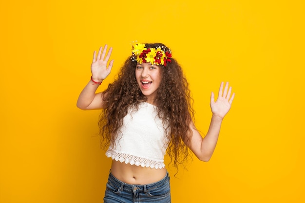 Photo curly haired girl wearing chaplet