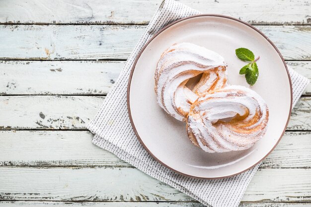 Photo custard or cottage cheese cakes rings on a white plate top view