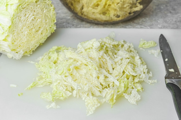 Photo cut bulb of chinese cabbage on a cutting board lowcalorie food