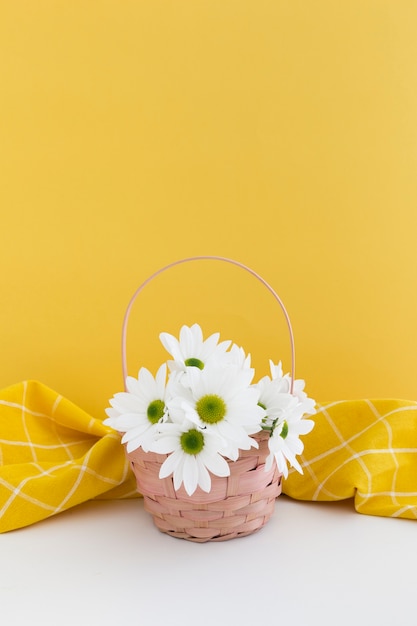 Photo cute arrangement with basket of daisies