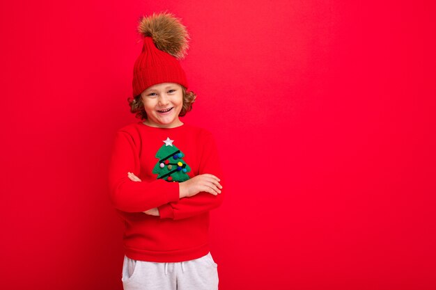 Photo cute boy with a christmas sweater and a hat