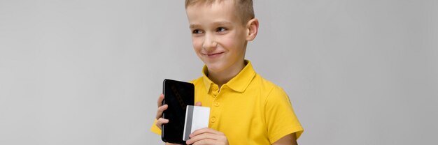 Photo cute boy with telephone