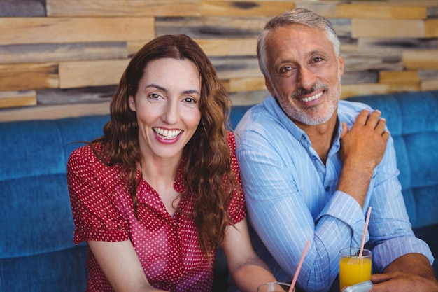 Photo cute couple sitting in cafe