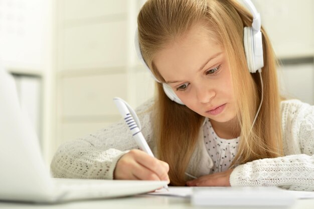 Photo cute girl d doing homework