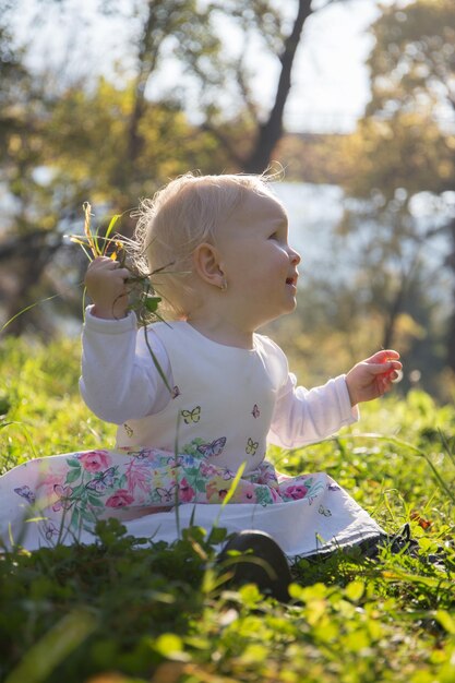 Photo cute girl playing with plants