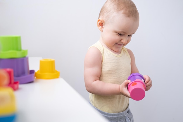 Photo cute kid girl playing in colorful plastic toys at home early childhood development