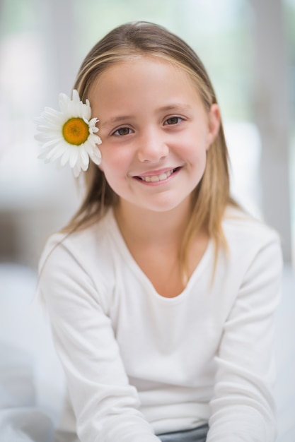 Photo cute little girl smiling at camera 