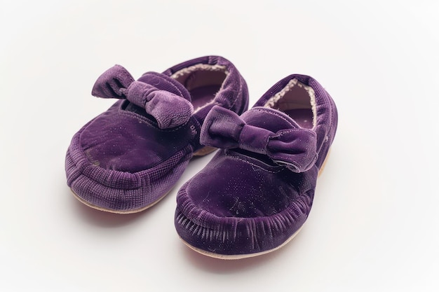 Photo cute purple velvet baby shoes with bows displayed against a minimalist background showcasing their soft texture and design