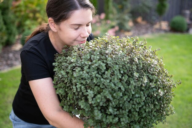 Photo a cute woman and her gorgeous plant