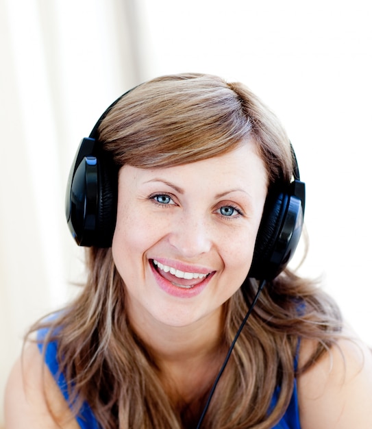 Photo cute woman is listening the music with headphones