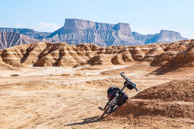 Photo cycling through the bardenas reales in navarra. spain