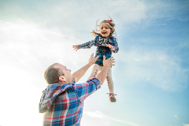 Dad throws up the girl in the sky