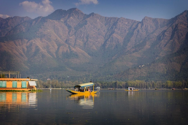 Photo dal lake in srinagar city. shikara boats on the water, everyday life on dal lake, srinagar, kashmir