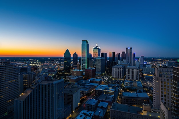 Photo dallas radiance a sunset symphony over the city skyline in the background