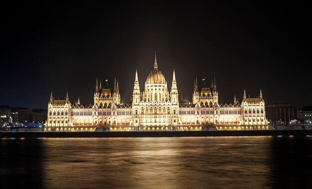 Photo danube river and illuminated hungarian parliament building at night