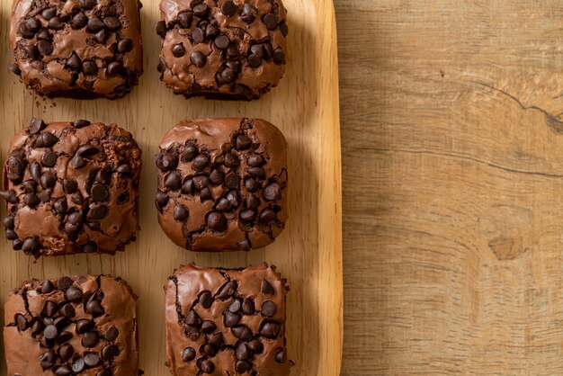 Dark chocolate brownies topped by chocolate chips