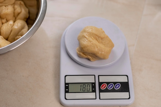 Dead bread dough on a scale to weigh the poricones of the bread