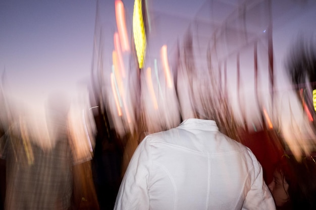 Photo decapitated man standing against sky