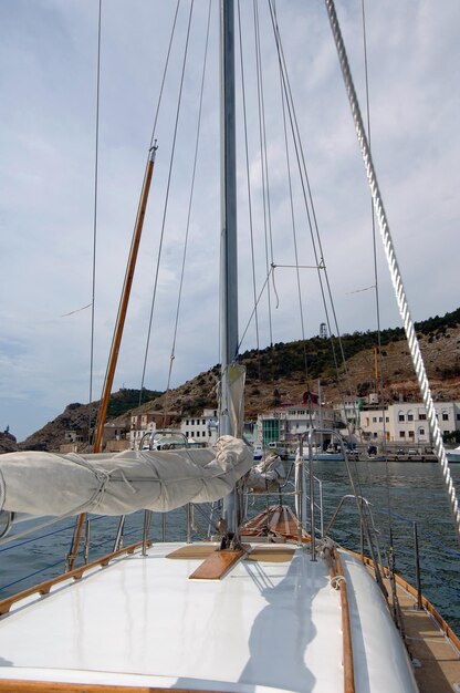 Deck sports boat with a mast