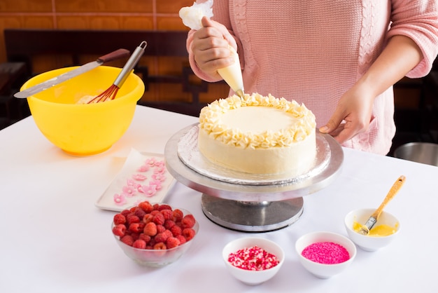 Decorating cake