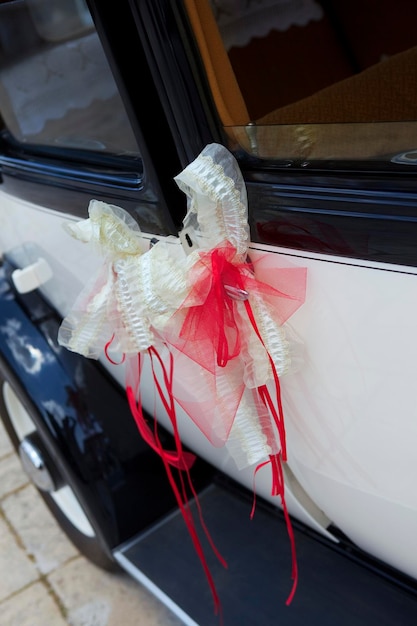 Decorating a car for wedding