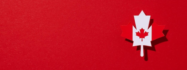 Photo decorative maple leaf on a red background