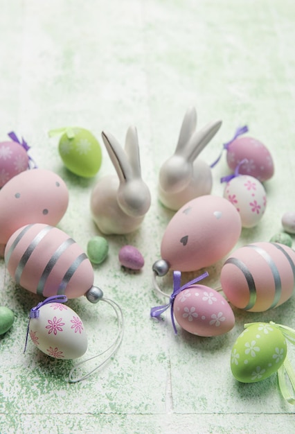 Decorative rabbits and Easter eggs on the table