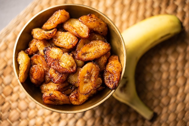 Photo deep fried ripe plantain slices or pake kele fried chips in a bowl