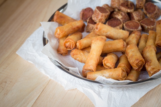 Photo deep fried spring rolls and deep fried chicken rolls