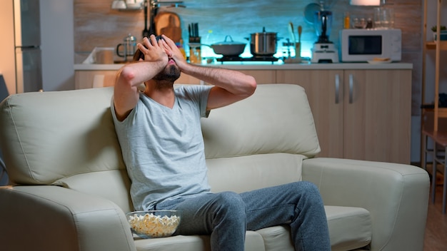 Defeat man playing games on television during online competition