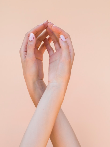 Photo delicate woman's hands making a shape