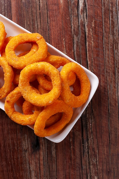 Deliciosos homemade crunchy fried onion rings. Top view. Copy space