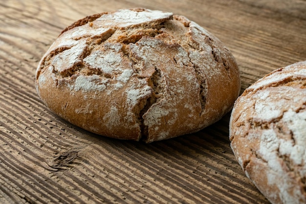 Photo delicious baked bread on a wooden background