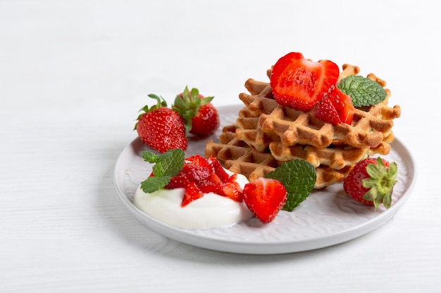 Photo delicious belgian waffles with strawberries