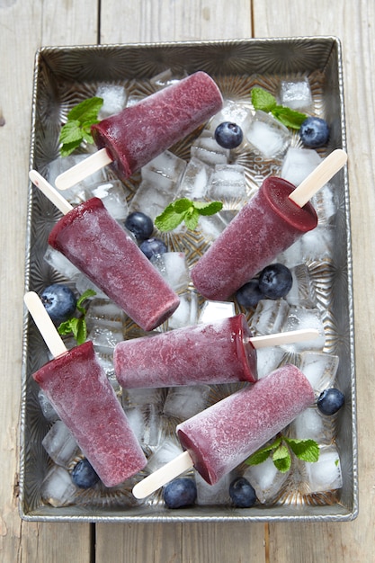 Photo delicious blueberry sorbet ice cream popsicles with berries