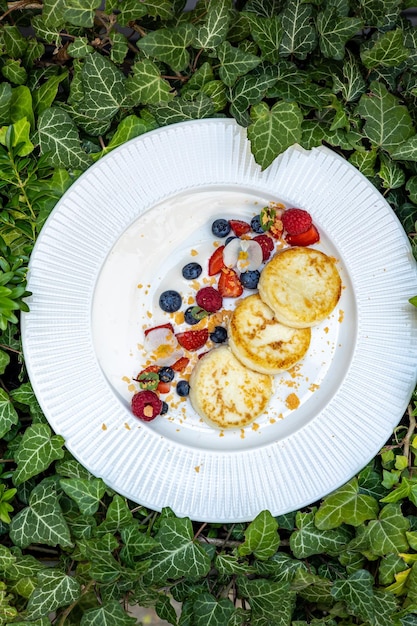 Photo delicious breakfast cheesecakes with raspberries and blueberries closeup